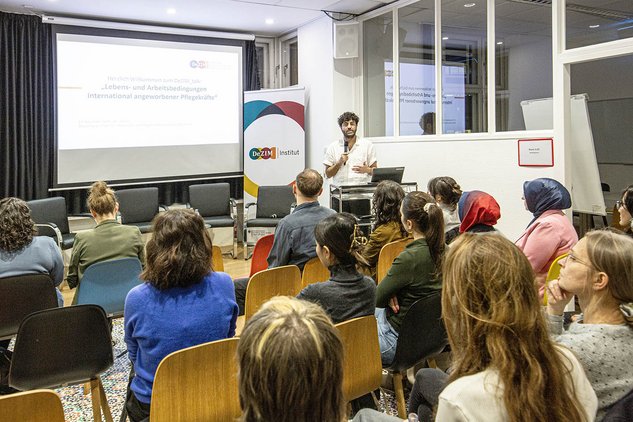 DeZIM_talk_Lebens- und Arbeitsbedingungen international angeworbener Pflegekräfte